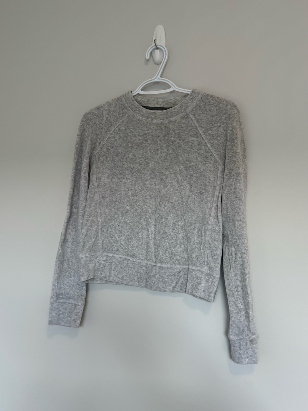 Lululemon Every Moment Crew
Heathered Core Ultra Light Grey Size 6